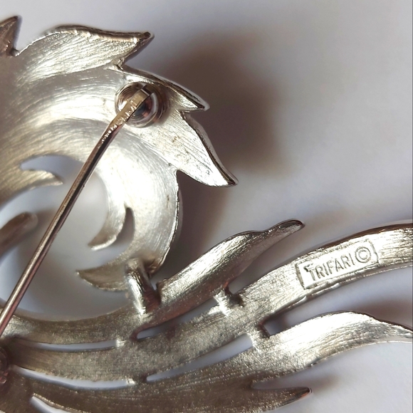 ❄️Crown Trifari Brooch Pin Silver Tone Brushed Polished Swirl Wave - Picture 4 of 5